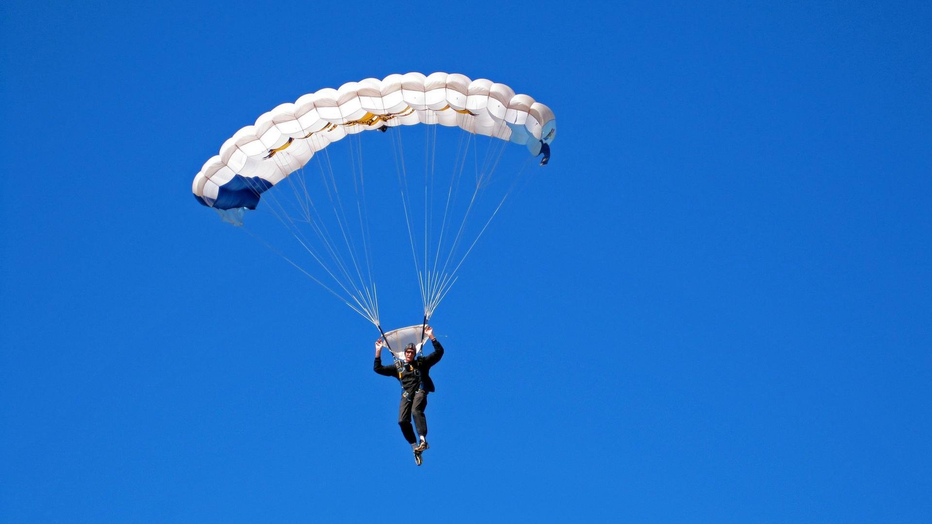 高山攀岩惊险比赛，追求巅峰的勇气，高空攀岩视频